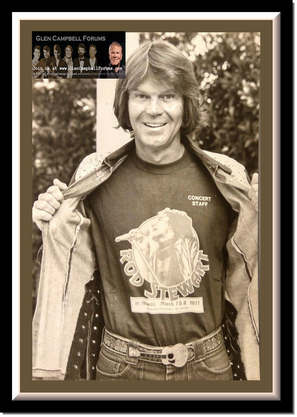 GLEN CAMPBELL SHOWS OFF HIS ROD STEWART CONCERT TEE 1977.jpg