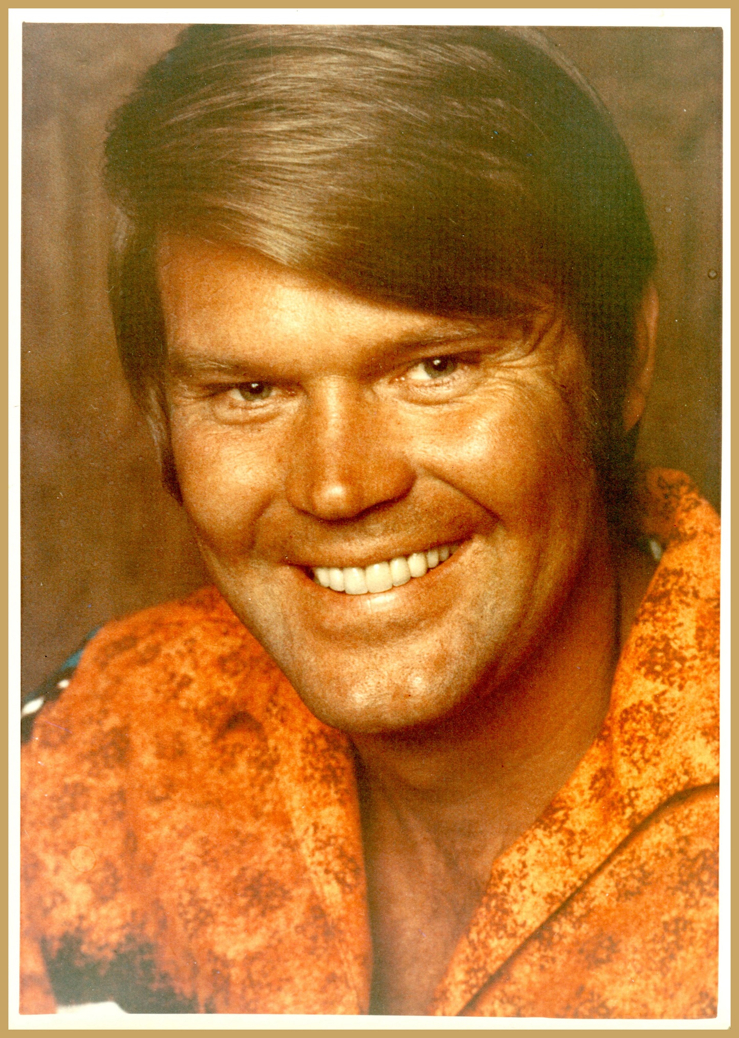 GLEN CAMPBELL COLOR PHOTO FROM HIS FAN CLUB IN HOLLYWOOD.jpg